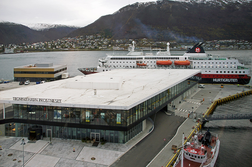 Tromsø hamnterminal fungerar som ankomsthall för Hurtigrutten.