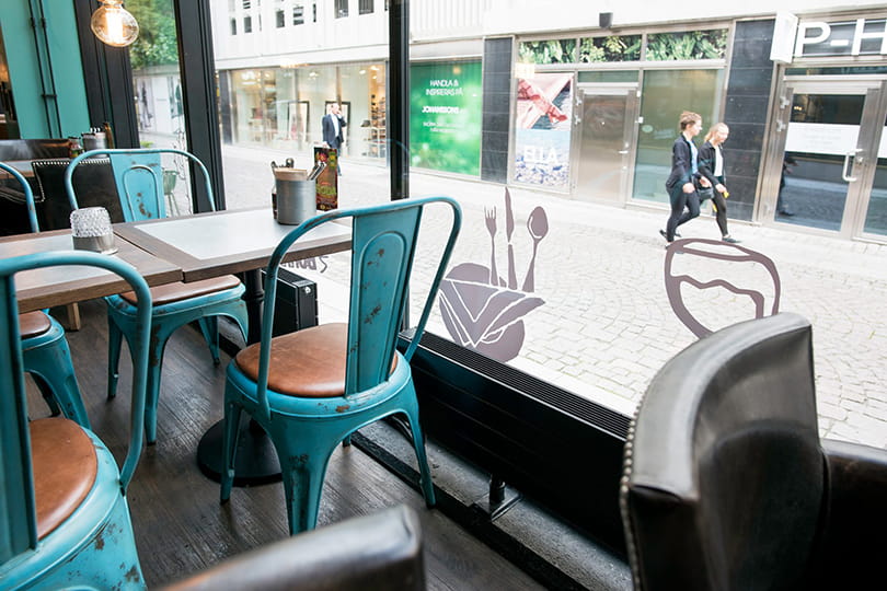 Purmo Kon i svart kulör på Taco Bar i Göteborg för att förhindra kallras vid fönster