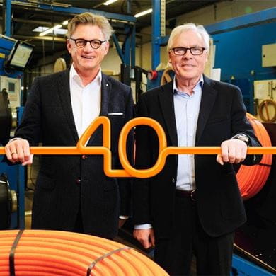 Markus Reiner, Purmo Marketing- und Vertriebsleiter, und der ehemalige Purmo Vorstand Günther Thebille in der Fertigung für das fünfschichtige Heizrohr PexPenta.