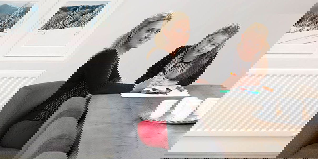 Yali-Digital-Livingroom-woman-child-810x810px