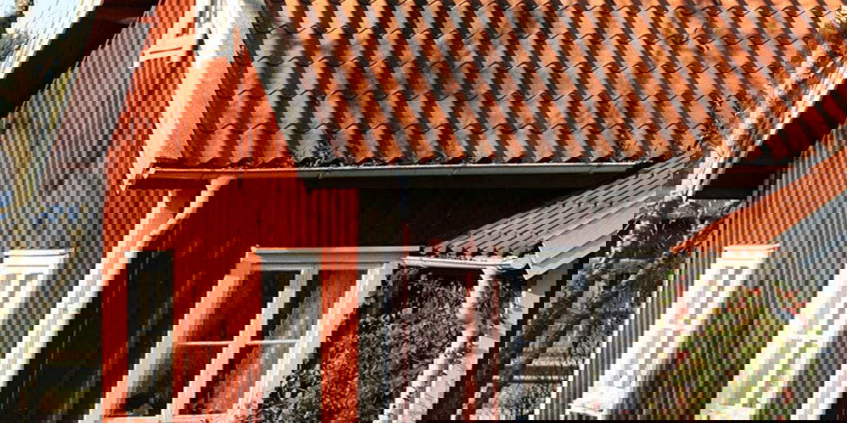 red-log-house-810x810px