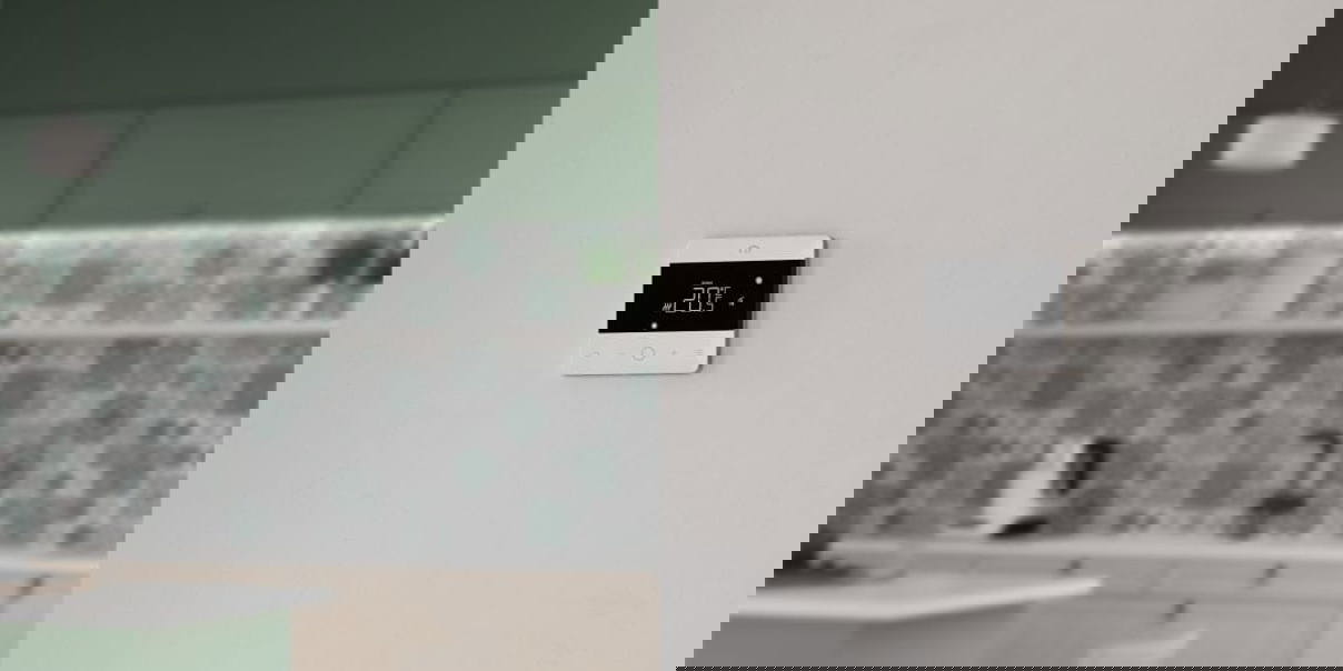 digital_thermostat_kitchen_dining_room_1090x650